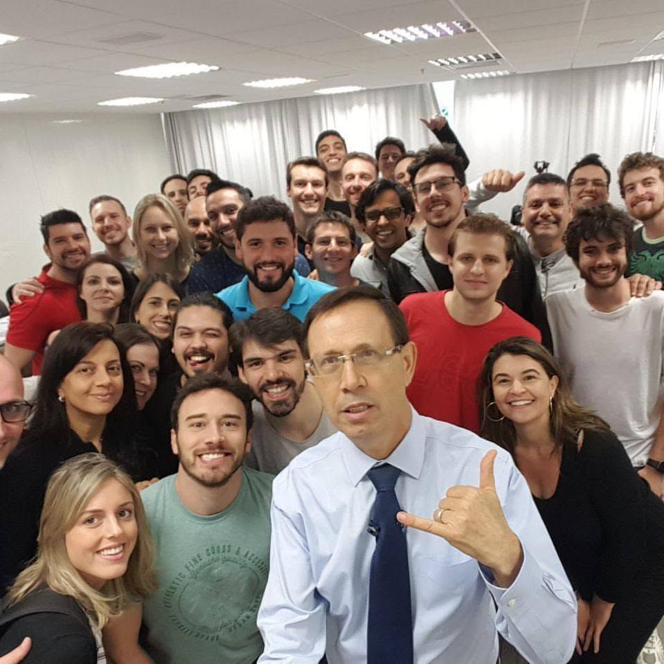 MBA class gathered with entrepreneur Carlos Wizard Martins
