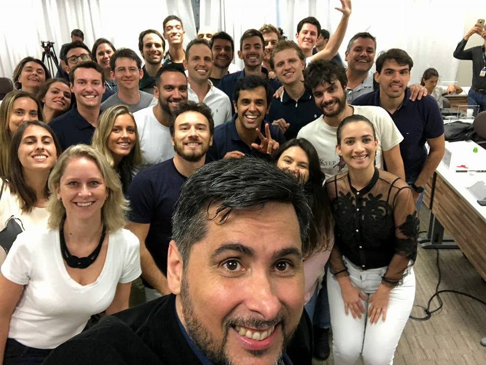 MBA class gathered with entrepreneur Flávio Augusto
